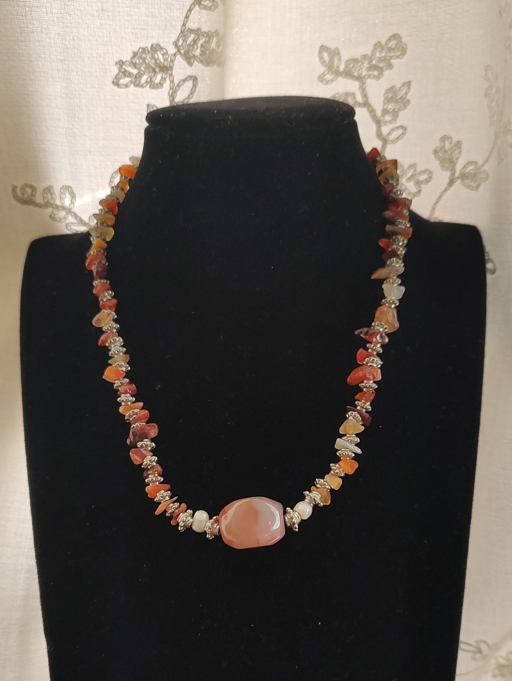 Agate Chip Necklace with Central Agate Bead
